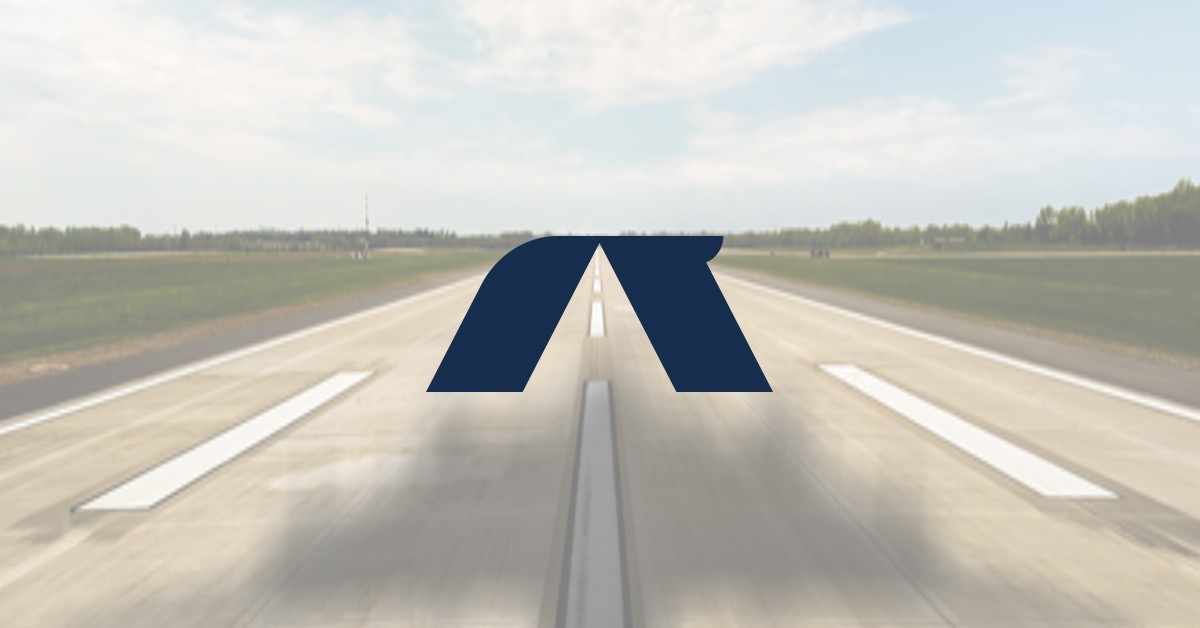 Una pista di decollo di un aeroporto per rappresentare la lettera A nel lettering ufficiale di THAT AVIATION ITALIA
